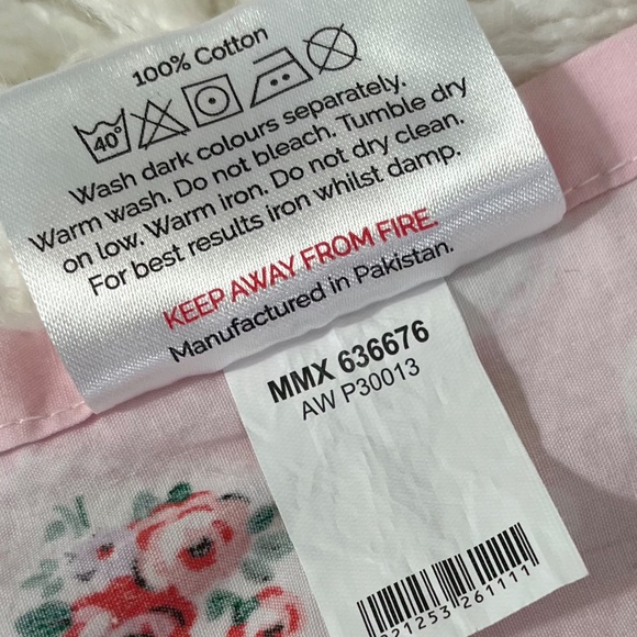 Cath Kidston "One full flat bed sheet in Lace Hearts" NWOT - Picture 3 of 5
